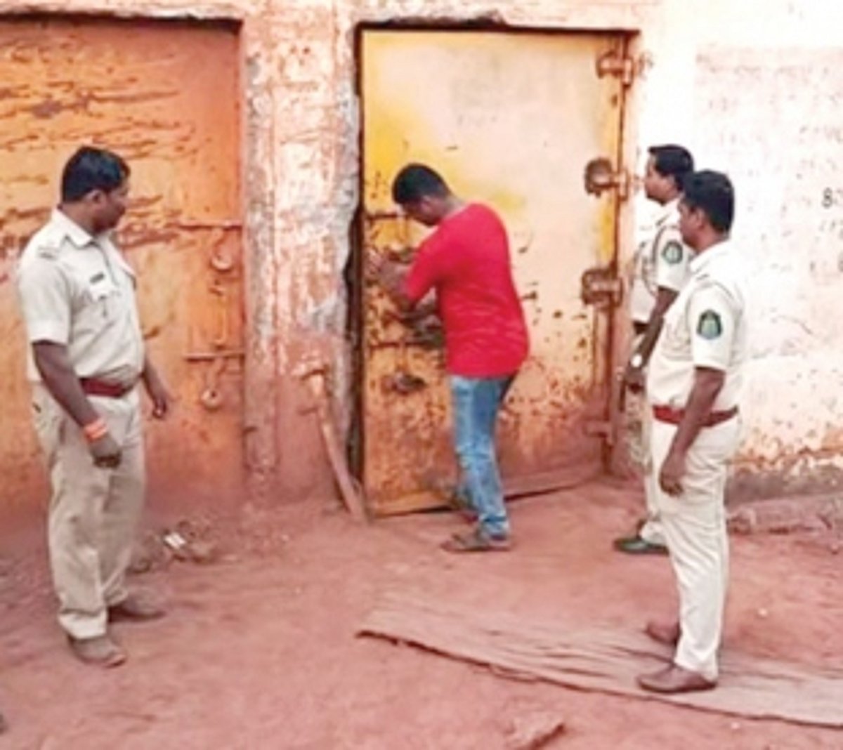 LPG cylinder pilferage racket  busted at Sancoale; godown sealed