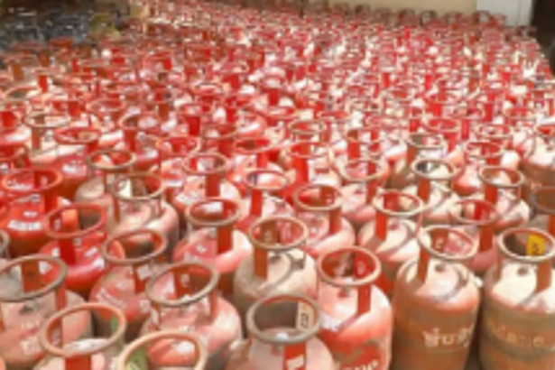 LPG cylinder price hiked by Rs 15; crosses Rs 900-mark