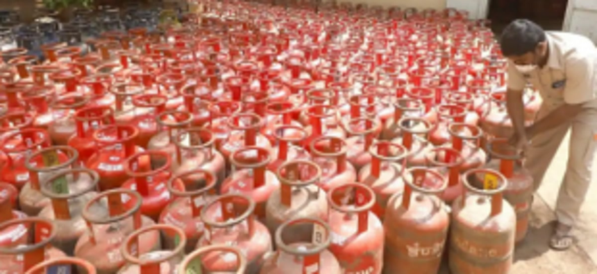LPG cylinder price hiked by Rs 15; crosses Rs 900-mark