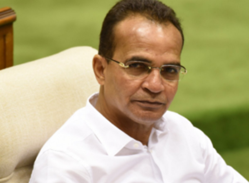 Labour Min holds meet with striking workers 1 Labour Min holds meet with striking workers