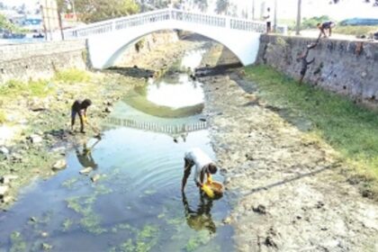 Labourers scoop out garbage, muck from Colva creek