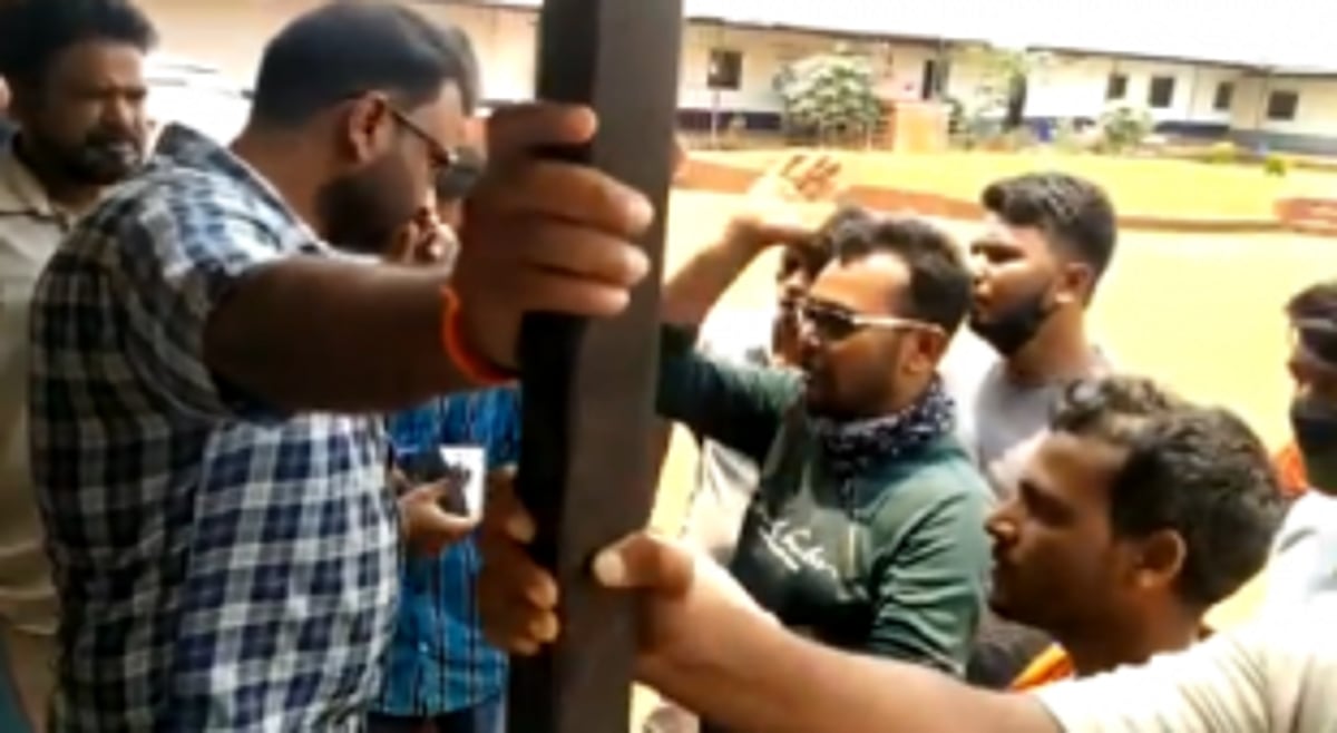 Labourers stop work at AYUSH Hospital site