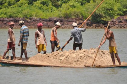 Labourers transporting sand in a canoe at Keri.