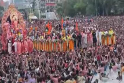 Lalbaugcha Raja 2025: Visarjan Halted at Girgaon Chowpatty as High Tide Hits