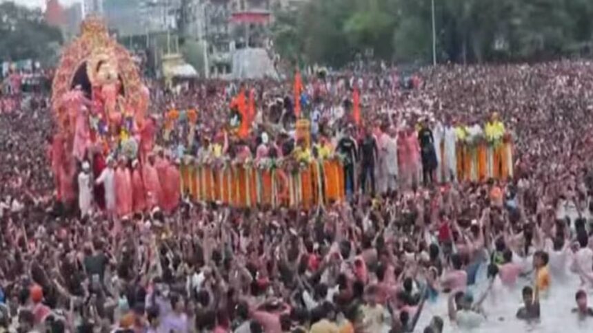 Lalbaugcha Raja 2025: Visarjan Halted at Girgaon Chowpatty as High Tide Hits 1 Lalbaugcha Raja 2025: Visarjan Halted at Girgaon Chowpatty as High Tide Hits