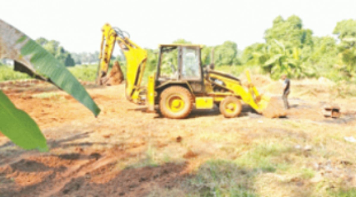 Land filling in low-lying field  stopped at Mapusa, JCB seized