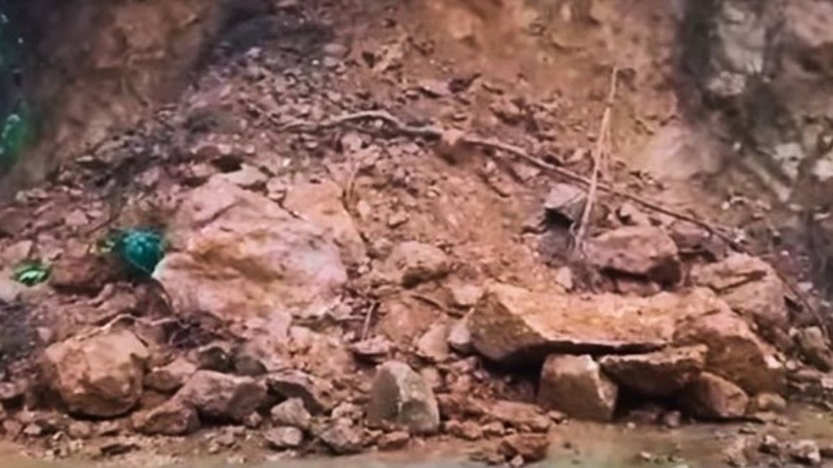 Landslide Halts Traffic on Kumta-Shirsi Highway Amid Heavy Rain and NH-66 Hill-Cutting Work
