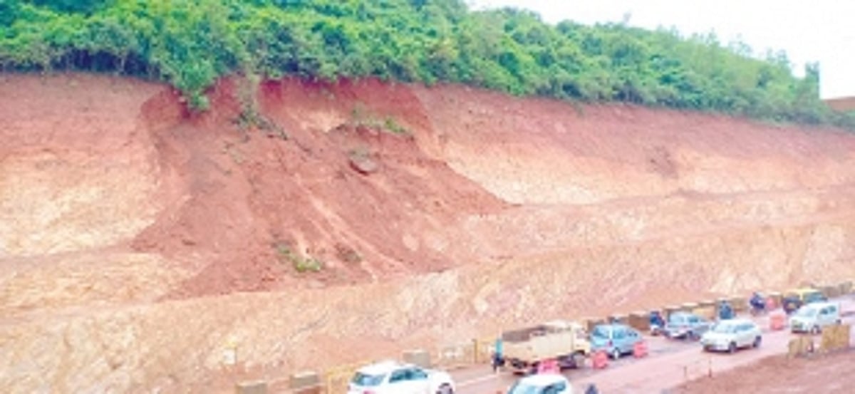 Landslide near Cortalim  Junction causes concern