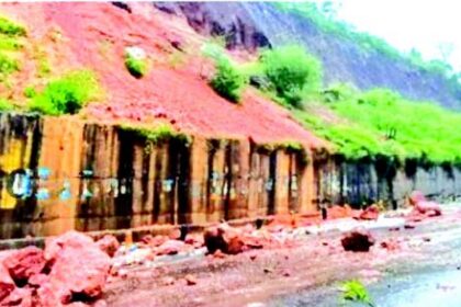 Landslide on Missing Link road blocks
Loutolim-Verna Industrial Estate lane