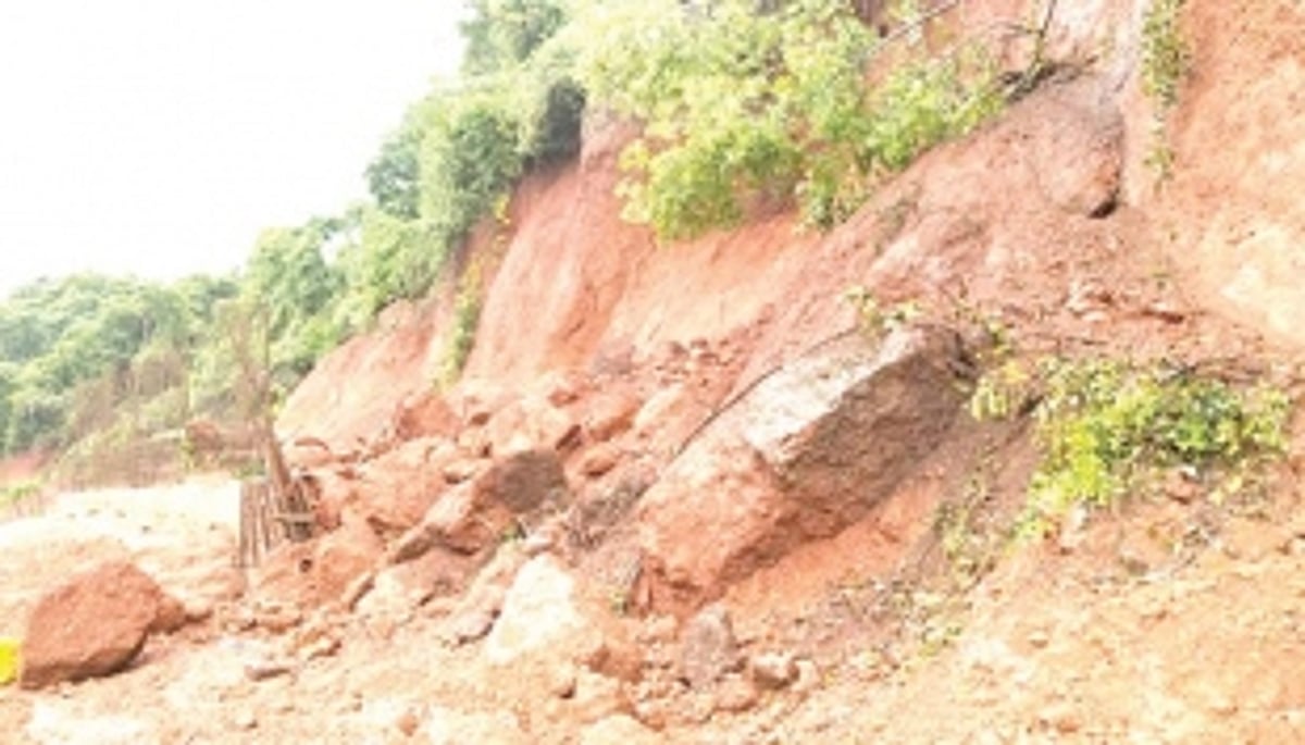 Landslide on NH 66 in Dhargal disrupts traffic, locals raise safety concerns