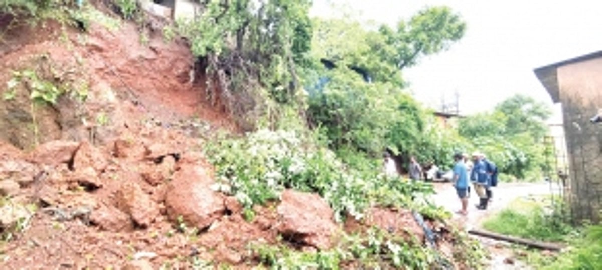Landslide triggered by heavy rains put lives,  houses of people living on Mapusa hill at risk