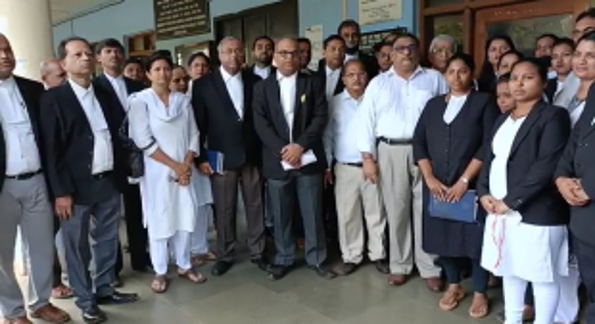 Lawyers waiting till 7pm for arrest of Police Head constable and accomplices in Adv Gajanan Sawant assault case