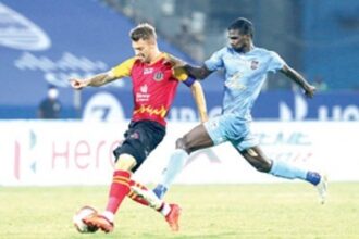 Le Fondre double sends Mumbai atop