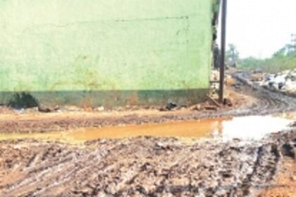 Leachate from untreated wet waste flows unchecked, hinders drivers and workers at Sonsoddo dumpsite