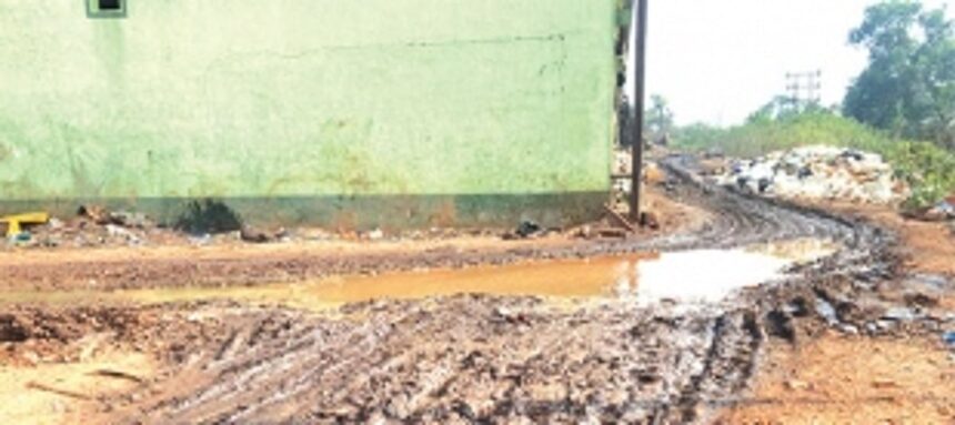 Leachate from untreated wet waste flows unchecked, hinders drivers and workers at Sonsoddo dumpsite