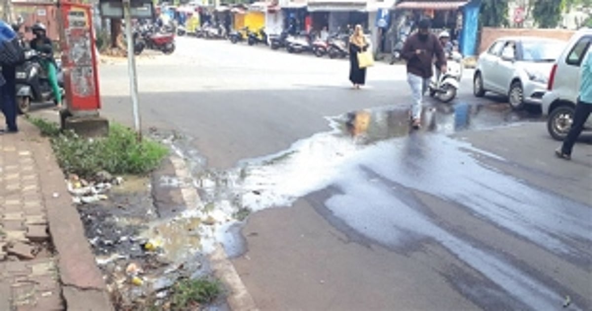 Leaky sewer spews septic waste outside Police HQ, Margao
