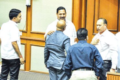 Legislators involved in a conversation after the Zero Hour on Monday.