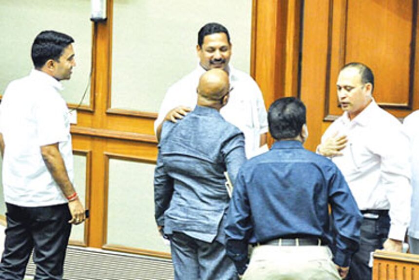 Legislators involved in a conversation after the Zero Hour on Monday.