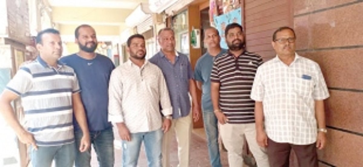 Liquor dealers condemn govt for  plan to open retail outlet at airport