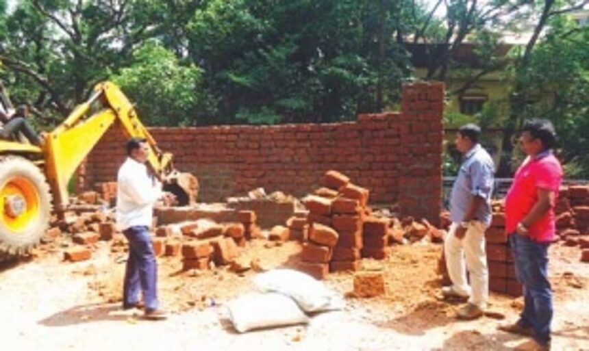 Lobo, Sequeira in yet another spat, this time over shops demolition 1 Lobo, Sequeira in yet another spat, this time over shops demolition