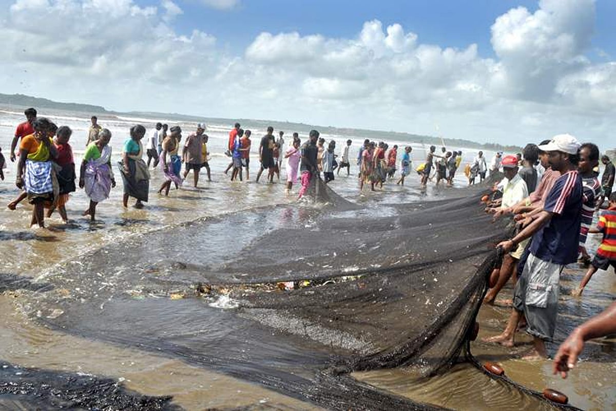 Local fishermen (Ramponkars) pull their nets on the shore at Caranzalem beach Thursday afternoon.           Photo by Rozario Estibeiro