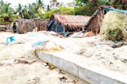Local fishing community builds Vaingunim-like wall at Morjim beach