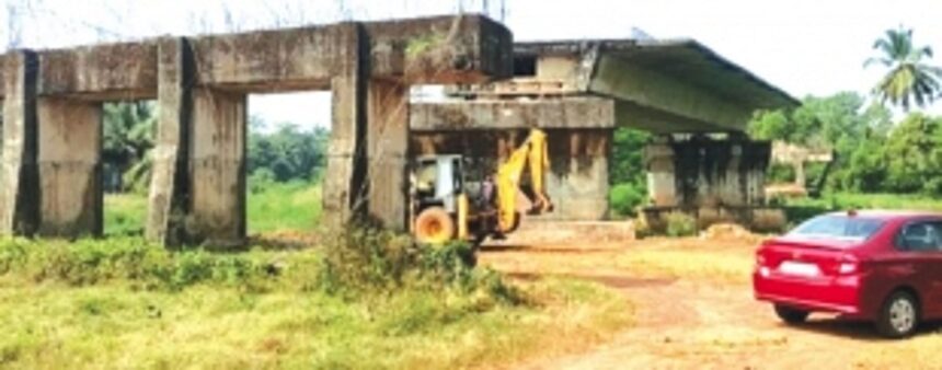 Locals anxious as much-opposed Sinquetim bridge nears completion 1 Locals anxious as much-opposed Sinquetim bridge nears completion