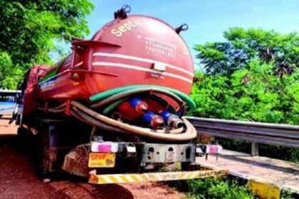 Locals confront tanker operators discharging septic slurry into nullah at Verna