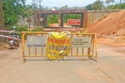 Locals fume over sudden closure  of road at Opa-Khandepar