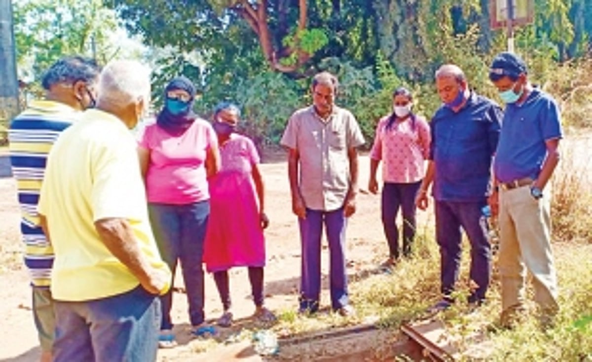 Locals gather at pipeline valve connection  point, divert water supply to Cortalim