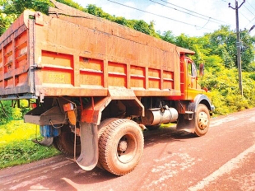 Locals halt trucks ferrying garbage from Sonsoddo to Saligao plant