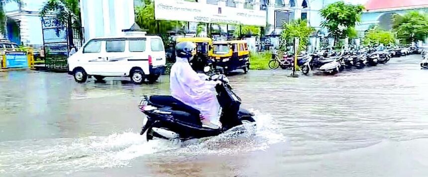 Locals livid as South Goa District Hospital entrance disappears under flood water 1 Locals livid as South Goa District Hospital entrance disappears under flood water