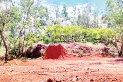 Locals object to ‘illegal’ hill  cutting in Taki Davodxet