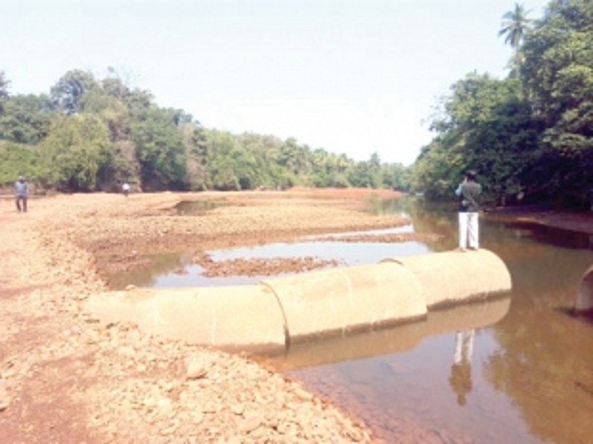 Locals oppose bandhara  across Khandepar River