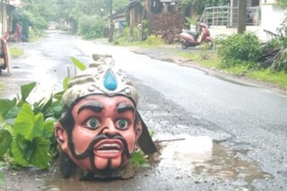 Locals place Narkasur head in pothole to protest against bad roads, alert commuters