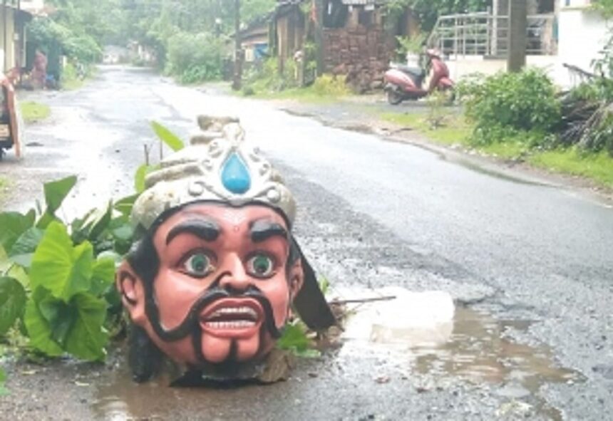 Locals place Narkasur head in pothole to protest against bad roads, alert commuters 1 Locals place Narkasur head in pothole to protest against bad roads, alert commuters