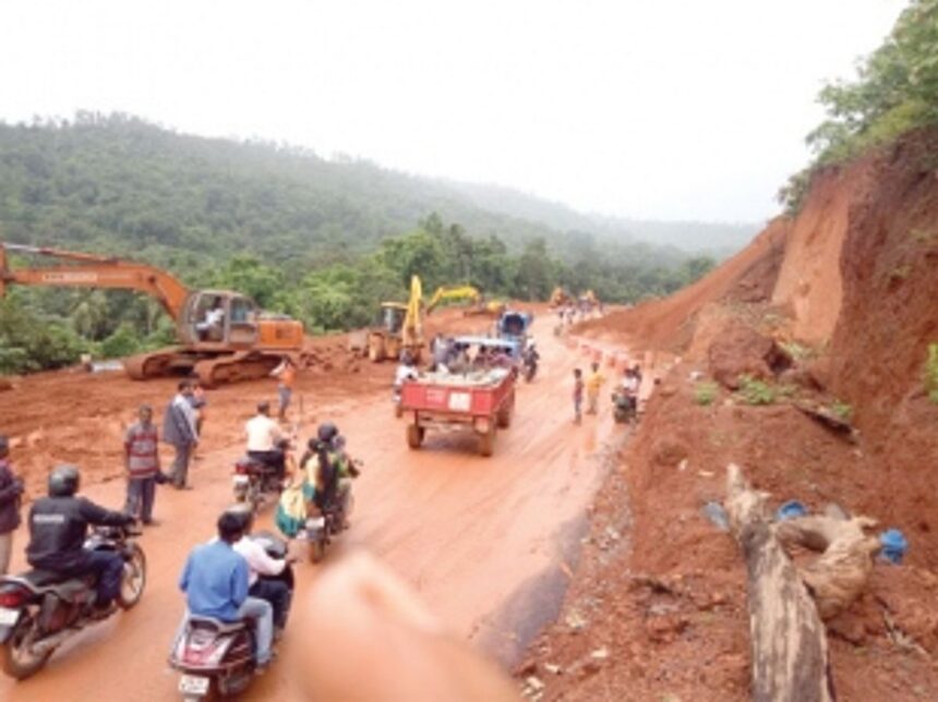 Locals relieved as landslide-hit Kerya road opened for light vehicles 1 Locals relieved as landslide-hit Kerya road opened for light vehicles