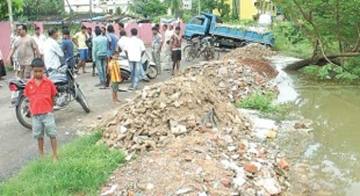 Locals stop land filling at Khareband