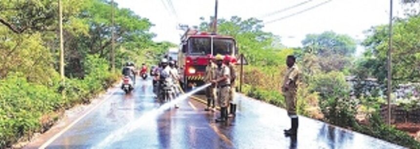 Locals subject to stench as garbage truck spills food waste on busy road