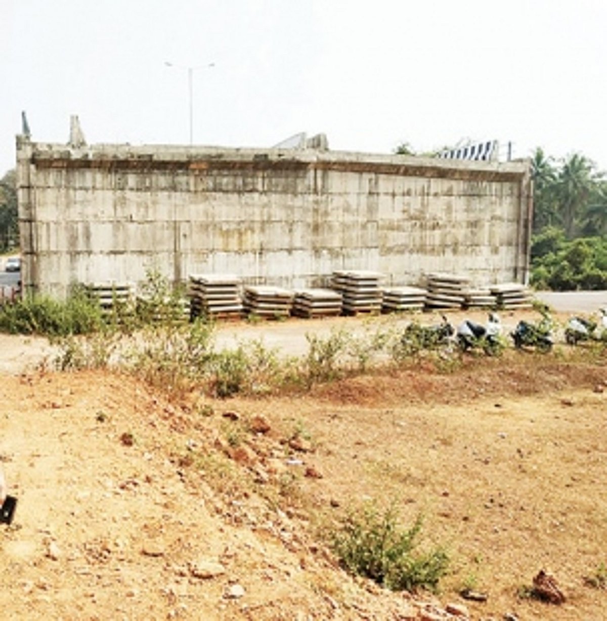 Locals urge govt to build approach road  to the new Khandepar Bridge