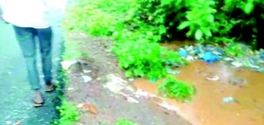 Locals want PWD to clear cross drain along Kavlem-Talaulim main road