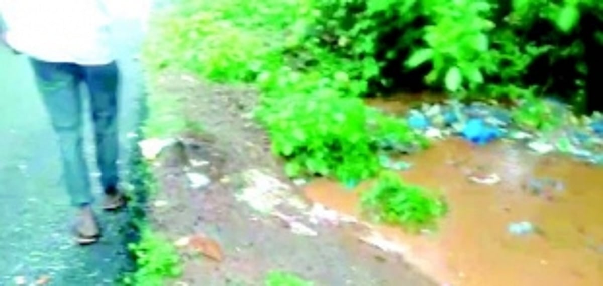 Locals want PWD to clear cross drain along Kavlem-Talaulim main road