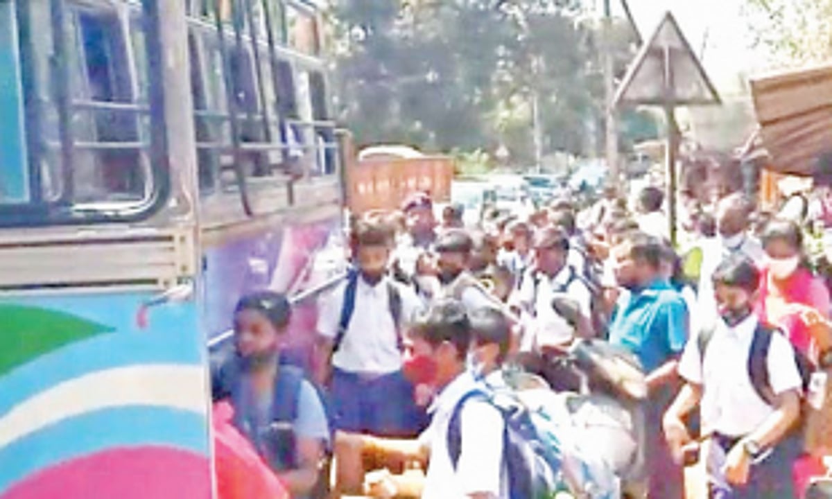 Locals want   bus shed at   Khandepar junction