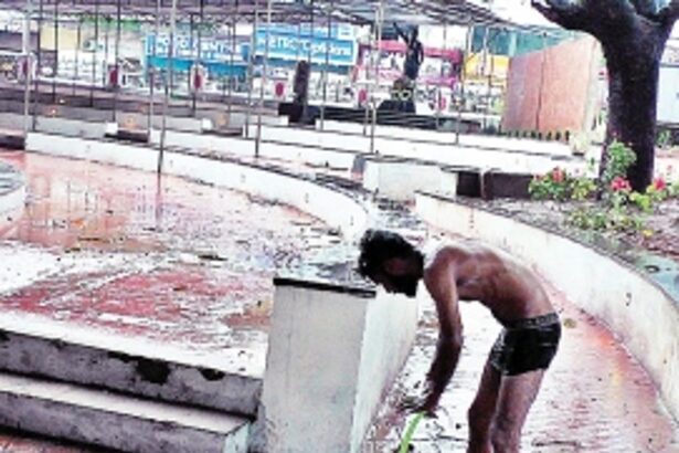 Lohia Maidan turns into an open bathroom for labourers