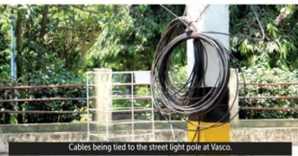 Loose cables pose danger  to motorists