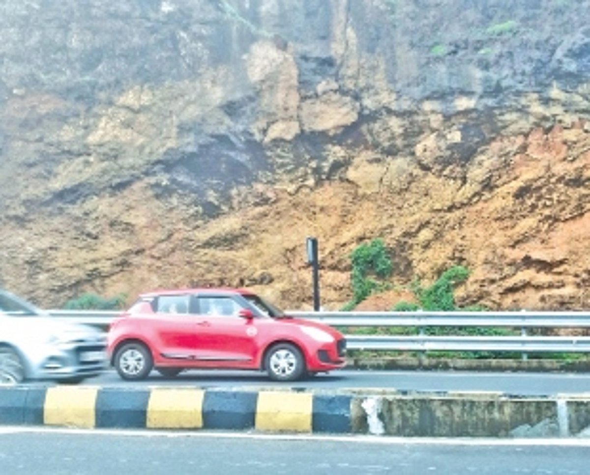 Loose rocks on hillock pose  danger to commuters at Vasco