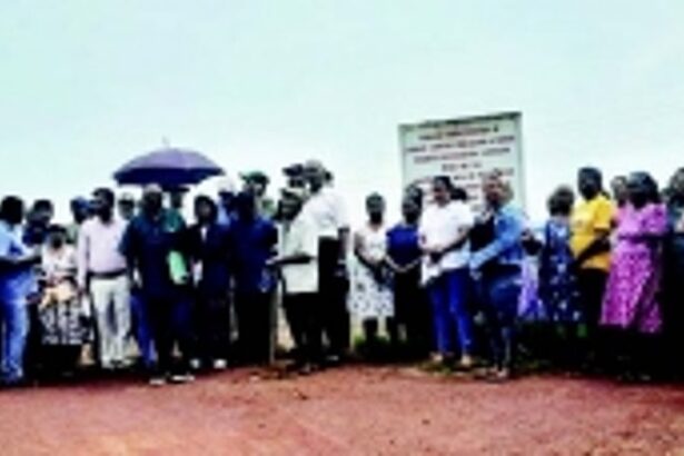 Loutolim locals dare police warning, converge with full vigour for inspection; PWD officials play truant