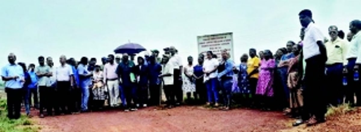 Loutolim locals dare police warning, converge with full vigour for inspection; PWD officials play truant