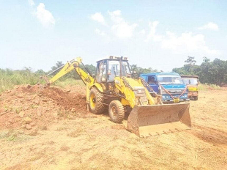 Loutolim p’yat, locals shocked over illegal hill cutting, tree felling on Verna plateau 1 Loutolim p’yat, locals shocked over illegal hill cutting, tree felling on Verna plateau