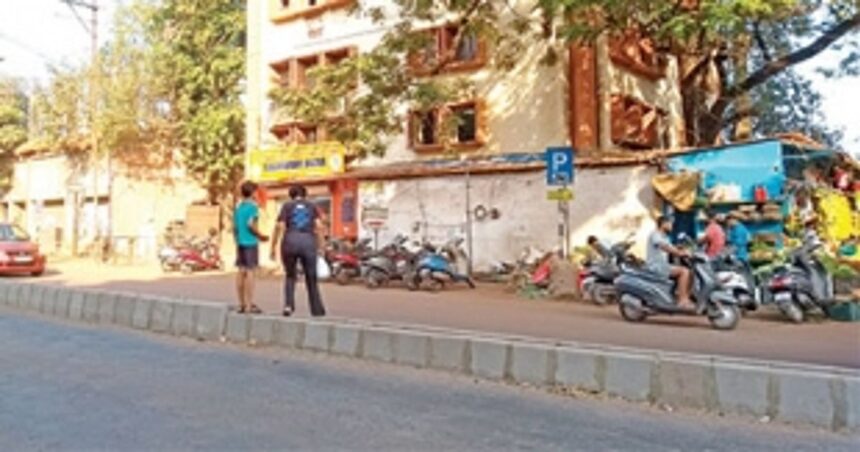 Low road median allows crossing at any point 1 Low road median allows crossing at any point
